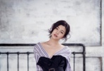 近日，“辣媽”陳妍希登上某雜志封面曝寫真大片。在北歐工業(yè)極簡風(fēng)的背景前，陳妍希的幾套look兼顧簡約與性感，清新氣息十足。無論是襯衫與紗裙的搭配，還是慵懶隨性的oversize襯衫裙，再加上精心設(shè)計(jì)的襯衫小禮服裙都盡顯陳妍希的輕熟女人韻味。