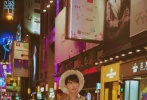吳磊漫步香港街頭，港風(fēng)濃郁。
