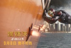 同時曝光的還有一款漫畫版海報，通過奇特的仰視視角勾勒出蜘蛛俠和禿鷹的大戰(zhàn)場面。高中生彼得·帕克與小蜘蛛交相疊印在一起，城市上空禿鷹與蜘蛛俠則正在進(jìn)行激烈交鋒。畫面的空間感和對撞感十分搶眼，頗為吸睛。近日導(dǎo)演與“荷蘭弟”在日本巡回宣傳時，心直口快盡顯耿直潛質(zhì)，猛爆料自己和前女友曾在沙發(fā)上倒著模仿“spider kiss”，還遭一旁的導(dǎo)演調(diào)侃“弟弟Harry有沒有拿一杯水澆你，假裝下雨了?！痹谡劶皬?fù)仇者聯(lián)盟里和誰關(guān)系最好時，脫口而出表示是鋼鐵俠唐尼，“和唐尼相處得非常好，很開心！之前在復(fù)聯(lián)片場，有一天我一整天沒吃飯，給他發(fā)短信，問有沒有廚師可以給做一頓飯，他立馬就答應(yīng)了，后來在他那邊吃到了飯。”目前，影片在全球票房高達(dá)7.02億美元，榮登世界影史榜單第95位，戰(zhàn)績喜人，國內(nèi)觀眾也迫不及待想一睹這位超級英雄的真容。