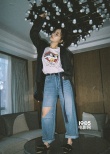 杨紫新写真玩转黑白复古风 解锁初秋文艺新穿搭