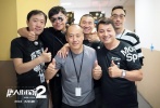 早在2015年，《唐人街探案1》就以其獨樹一幟的喜劇推理風格風靡亞洲，不僅狂攬8.23億人民幣票房，更一舉斬獲第53屆金馬獎最佳動作設計獎、最佳造型設計獎及最佳攝影等多項提名，獲得業(yè)內外一致肯定。此次，《唐人街探案2》原班人馬回歸，兩位主演“親人再聚”續(xù)寫紐約唐人街探案傳奇。