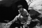 竇靖童拍寫(xiě)真氣場(chǎng)超強(qiáng)大。
