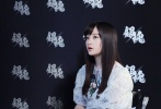 有“千年美少女”稱號(hào)的橋本環(huán)奈在電影中挖鼻孔、翻白眼一氣呵成，反差之大讓小栗旬、菅田將暉當(dāng)場(chǎng)吐槽“人設(shè)完全崩塌”，然而橋本環(huán)奈卻樂在其中：“因?yàn)樯駱沸枰瞿菢拥墓砟?，五官、鼻子都需要撐到最大，下巴都差點(diǎn)要掉下來，但因?yàn)楹妥约悍床詈艽?，演的時(shí)候意外覺得很刺激?！背丝鋸埖摹邦佀嚒蓖?，福田導(dǎo)演的即興發(fā)揮也讓萬事屋三人印象深刻：“到了進(jìn)場(chǎng)前才發(fā)現(xiàn)很多臺(tái)詞劇本上沒有，都是福田導(dǎo)演臨時(shí)加的，也讓我們覺得很不可思議?！? class=