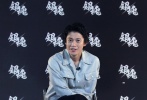 由福田雄一執(zhí)導(dǎo)，小栗旬、菅田將暉、橋本環(huán)奈、長澤雅美、岡田將生及堂本剛聯(lián)合主演的真人版《銀魂》今天曝光了兩支采訪特輯，小栗旬自曝被導(dǎo)演“脅迫”演銀時(shí)，菅田將暉“新八附體”吐槽全場(chǎng)，橋本環(huán)奈遭嫌棄“人設(shè)崩塌”，導(dǎo)演和眾主創(chuàng)娓娓道來拍攝中的趣事和心得，除感謝粉絲們一直以來的支持外，更向大家強(qiáng)烈推薦這部有笑有淚的“天下無敵的痛快動(dòng)作娛樂片”。