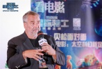 當觀眾就目前熱映電影《戰(zhàn)狼》進入全球票房榜TOP100，問到有關中國電影發(fā)展的問題時，呂克·貝松這樣說：“我是世界電影的倡導者，而不單單是某個國家電影的創(chuàng)作者，電影就像美食一樣，每天都吃同樣的食物固然會很無趣，歷史悠久的國家會很有文化底蘊，所以我倡導應嘗試更多種類的電影，我是一個世界電影倡導者?！碑斢^眾問到對于影片特效在片中的重要性時，他這樣表示：“我更注重演員在片中起到的作用?！? class=