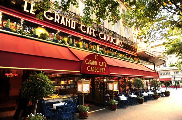 法国巴黎卡普辛大街14号大咖啡馆,更是历史性的承载了世界上第一部