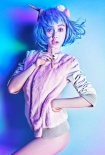 Baby突破尺度拍寫真 低胸裝化身藍色妖姬十分性感