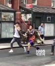 王寶強(qiáng)劉昊然《唐探2》紐約熱拍 街頭狂奔引圍觀