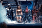 《正义联盟》由扎克·施奈德(后因家庭风波退出制作)，乔斯·韦登（接手扎克·施奈德，完成补拍及后期制作）执导，由本·阿弗莱克，亨利·卡维尔，盖尔·加朵等主演。故事发生在《蝙蝠侠大战超人：正义黎明》之后，主要讲述了面对一个全新的世界威胁，超人、蝙蝠侠、神奇女侠、闪电侠、海王以及钢骨等六位英雄聚首，与这股未知的威胁对抗。将于2017年11月17日在北美上映。
