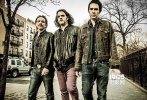 影片一開場“抖腿六分鐘”飆車戲的音樂來自Jon Spencer BluesExplosion樂隊的《Bellbuttoms》。而全片結(jié)束前的最后一句臺詞（非旁白）也出自樂隊主唱喬·斯賓瑟（Jon Spencer）。   是的，他就是那個對“寶寶”說：“小子，這兒有你的信！”的獄警。導演說希望有始有終，所以選了這首歌之后就想著最后用他的聲音結(jié)尾。