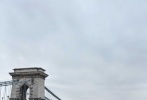 今日，該劇再曝一組佟大為在布達佩斯拍攝的雜志封面大片。利落背頭加篤定眉眼，一改丁人間往日造型，佟大為漫步多瑙河畔品咖啡、看風景，文藝十足，被網(wǎng)友戲稱為“文藝霸總”。