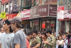 三人時而低頭熱聊，時而上演激烈追逐戲，再配上同款風衣和唐人街街景。