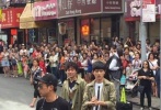 《唐人街探案2》延續(xù)了第一部喜劇、冒險、燒腦元素混搭的風格，講述了“唐人街第一神探”唐仁（王寶強 飾）為巨額獎金欺騙秦風（劉昊然 飾）到紐約參加世界名偵探大賽，卻由此陷入一場連環(huán)殺人案的故事。