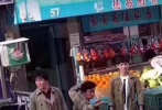 今日，一組片場路透照走紅微博，主演劉昊然、王寶強、肖央攜手亮相。