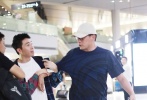 俞灏明在机场偶遇刘烨