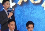 何潤東、陳曉下跪