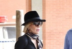 简·方达抵达威尼斯电影节 机场街拍女王帅气比V