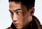 我最喜歡的也是去外面跑步，還有騎車。運(yùn)動(dòng)本來是為了讓人放松，當(dāng)然越簡單越好，不要給自己太多附加的東西，不能被其他東西束縛住。比如你買了健身房的會(huì)員卡，但你每天工作都很忙，根本沒有時(shí)間去，不去的時(shí)候就覺得自己很失敗，又浪費(fèi)，這就是反效果了，會(huì)覺得自己怎么連運(yùn)動(dòng)都堅(jiān)持不了，這么沒用，這反而是一種壓力，不如簡單一點(diǎn)，隨時(shí)走到戶外都可以動(dòng)起來?！睘槿艘嗳?。