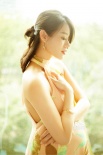 仙范儿！胡杏儿一袭暖色长裙如沐春风明媚优雅