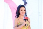 2017年9月3日下午，北京，柳岩一袭明黄深v裙性感亮相某活动