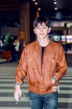 邓伦清爽造型出行Man炸 将成实习奶爸“搞事情”
