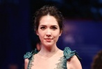 当地时间9月4日晚，中国女星许玮甯走上威尼斯电影节红毯。