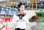 唐艺昕手提天蓝色Christian Dior Ladydior包袋