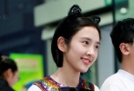唐艺昕身穿蝴蝶结T恤俏皮似少女
