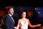 佩內(nèi)洛普·克魯茲（Penélope Cruz）高開(kāi)叉羽毛繡花裙性感逼人
