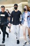 薛之谦复合后首现身 收大批“失恋迷妹”分手信
