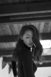 《芳华》女主黑白质感写真 冯女郎苗苗身材傲人