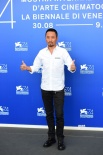 《追捕》威尼斯首映 戚薇張涵予亮相紅毯引關注