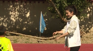 黃奕日喀則捐助體育場 親自現(xiàn)身為比賽開球
