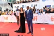溫斯萊特亮相《遠山戀人》首映 一襲白裙顯女人味