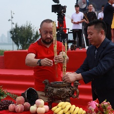 一個(gè)笨蛋兩個(gè)賊