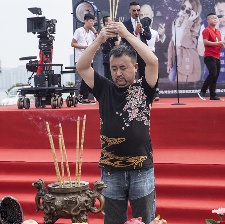 一個(gè)笨蛋兩個(gè)賊