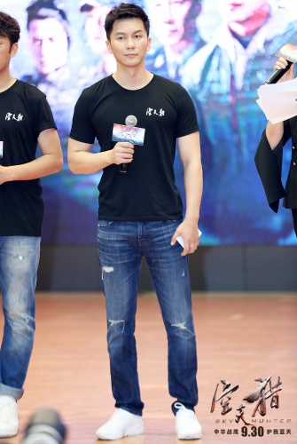 不但放映过程中一直在旁偷偷观察同学们的反应,见面会一开始更是335