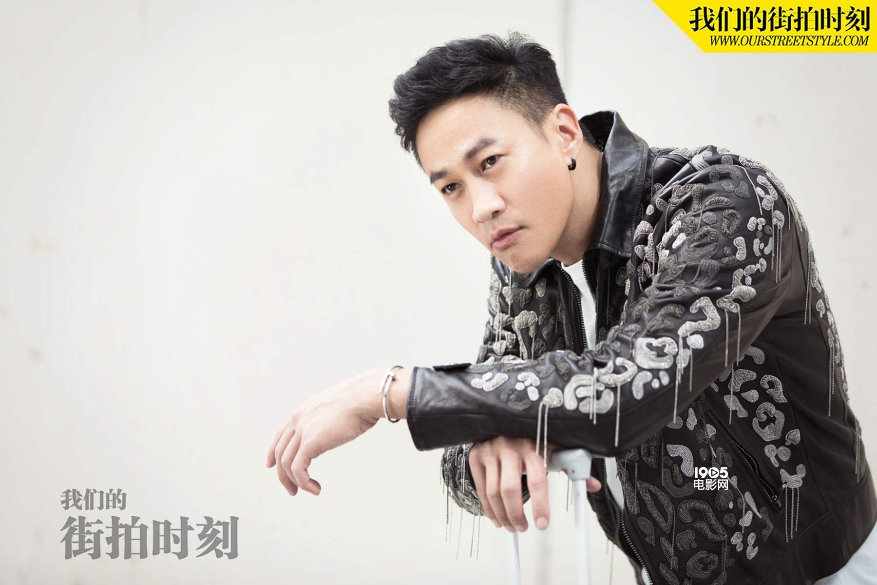 时而凝视镜头,时而低头沉思,熟男魅力下又不失青春气.