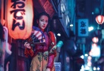 近日，新生代人氣演員迪麗熱巴搭檔吳磊受邀拍攝的一組封面大片新鮮出爐，兩人炫閃裝扮十分耀眼，在東京街頭小巷隨心而行，游戲廳、卡拉OK車(chē)都成了二人玩耍的陣地，率性而明朗，真實(shí)且自由，極具時(shí)尚表現(xiàn)力的兩個(gè)小伙伴完美演繹漫步東京的酷炫青春。