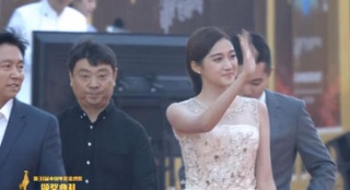 《一紙婚約》劇組齊齊亮相 關(guān)曉彤盡顯淑女范