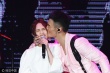 李榮浩演唱會把楊丞琳親變形 兩人首次公開認愛