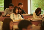 日本影視真是很喜歡描寫師生戀故事，生田斗真的《老師！》還未上映，這就有一部《愛，不由自主》要搶先了。兩部影片都講述師生之間萌生情愫，但囿于師生關(guān)系，不得不克制情感，但不由自主的愛情又怎么能抑制呢？這恐怕也是很多師生戀影片的主要矛盾吧。