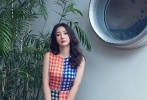 另一套拼接格子開叉連衣裙，更是以無袖高腰的設(shè)計突出柳巖窈窕的身材曲線，紅白襯衫外套輕搭肩頭，表情嫵媚動人