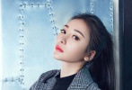 后柳巖扎起高馬尾辮，灰色格子西裝搭配“下身失蹤”的黑色長款T恤、同配色長襪短靴，抱著扎眼的紅色頭盔將硬朗率性展露無遺