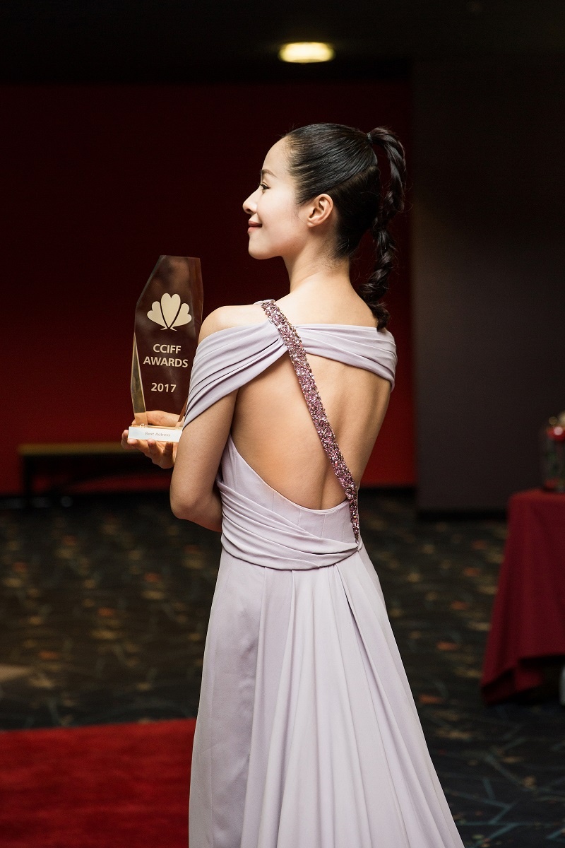 江一燕中加国际电影节获影后 麻花辫尽显少女美_明星活动_图集_电影网
