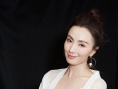 45岁小陶虹粉裙显柔媚女人味 做慈善呼吁女性健康