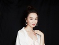 45岁小陶虹粉裙显柔媚女人味 做慈善呼吁女性健康