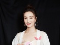 45岁小陶虹粉裙显柔媚女人味 做慈善呼吁女性健康