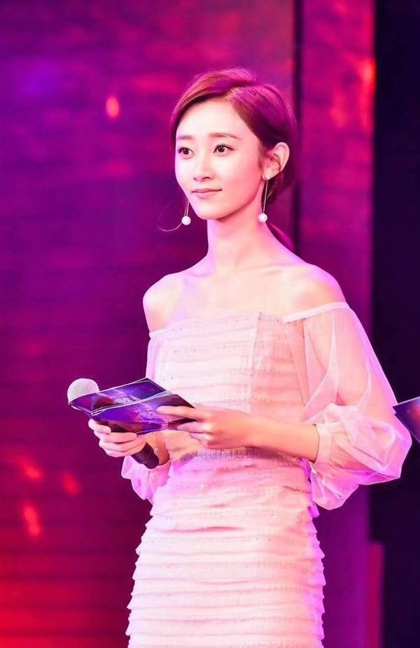 魏小也演唱会完美转换多重身份 唱跳表演显舞