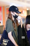 关晓彤认爱鹿晗后离沪 戴“情侣帽”甜蜜吃冰激凌